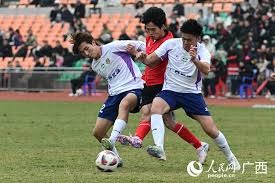 利物浦官网仅放萨拉赫抢圈训练图，未展示其与队友拥抱镜头